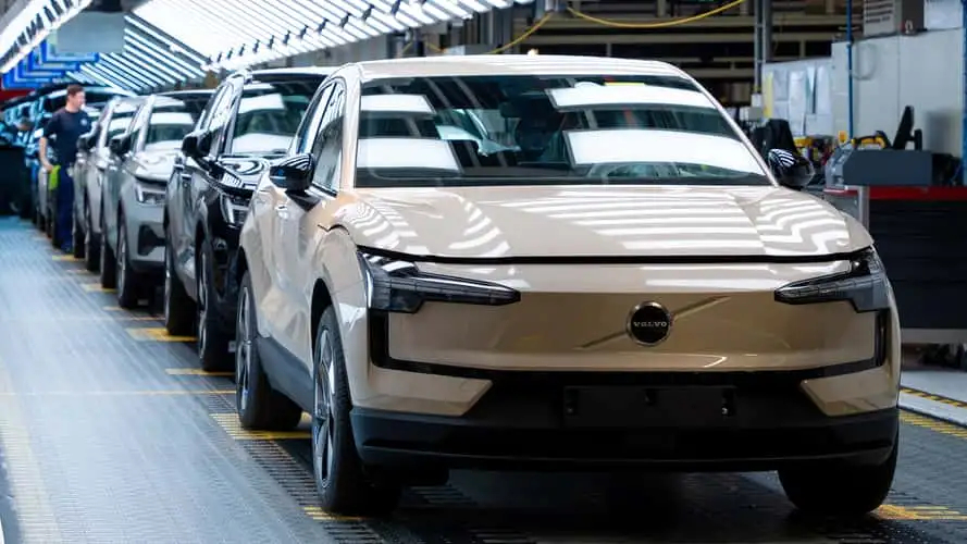 【法国汽车行业前景堪忧：13 年间裁员超三成】法国汽车行业正经历结构性危机。报告