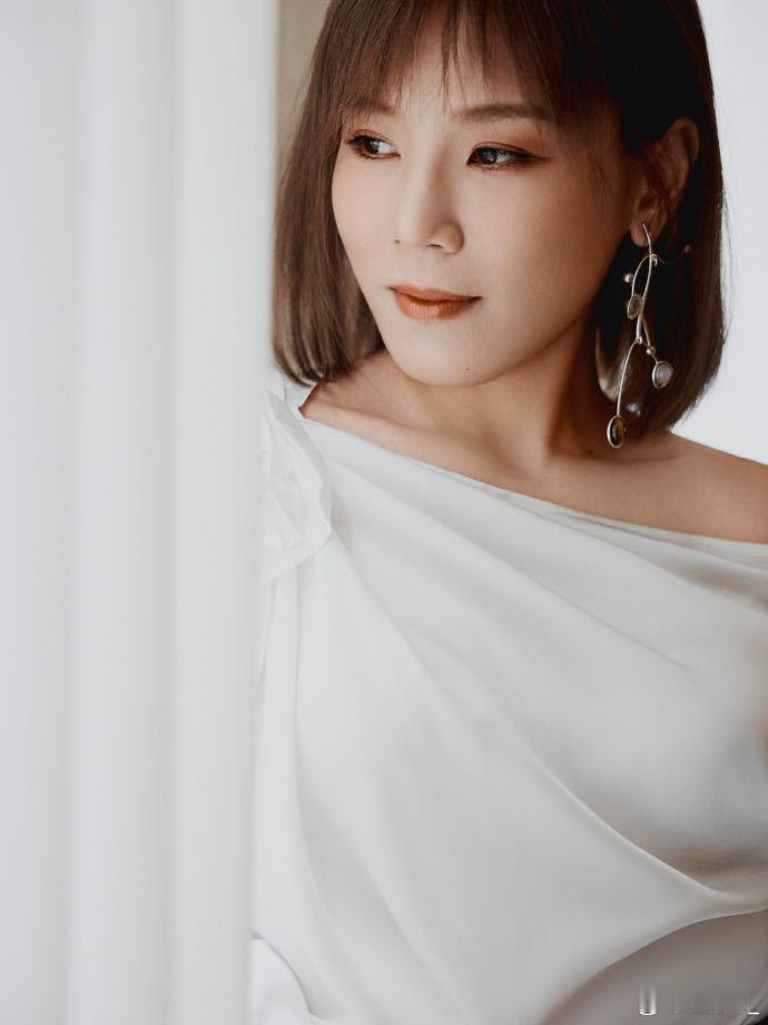李佳薇谈重回歌手十年的等待，换来《歌手2025》舞台上的惊艳回归，一开口唱《天后