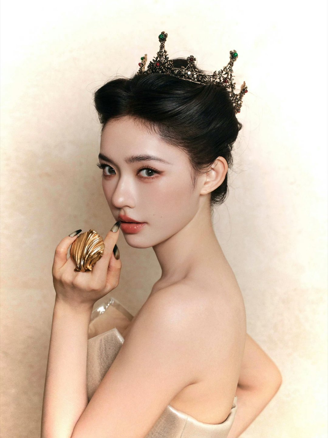 林允说猫耳皇冠造型是自己想的林允在直播中回应粉丝提问，被问到最喜欢自己的哪个造型