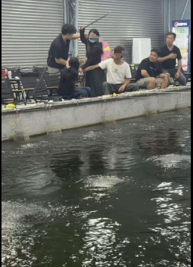 大型吃瓜现场，女主钓虾场怒撕陪钓女！
女主怒气冲冲杀到钓鱼场，逮住陪钓女就是一顿
