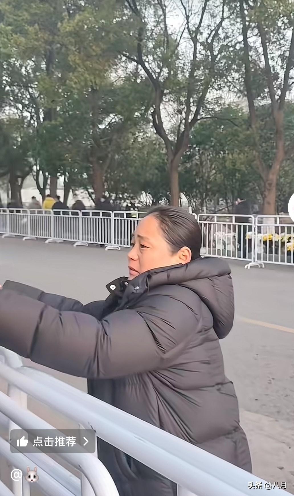 真的泪目！张老师你看看吧，两位阿姨拉了一车菊花，一束一束的送到每个排队的人手里。