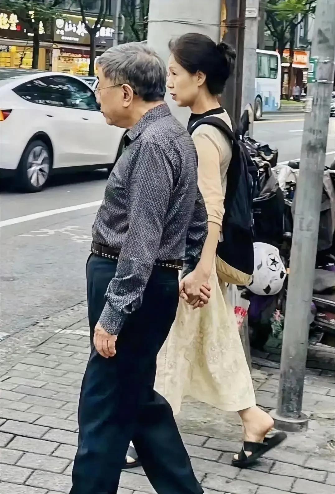 这是去年有网友偶遇余秋雨和马兰逛街时，拍下的一张照片，两人相差16岁还是能看得出
