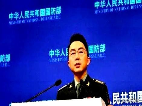 记者抛出一个尖锐问题：“如果日方强行登岛，怎么办？”现场瞬间安静，所有镜头都对准