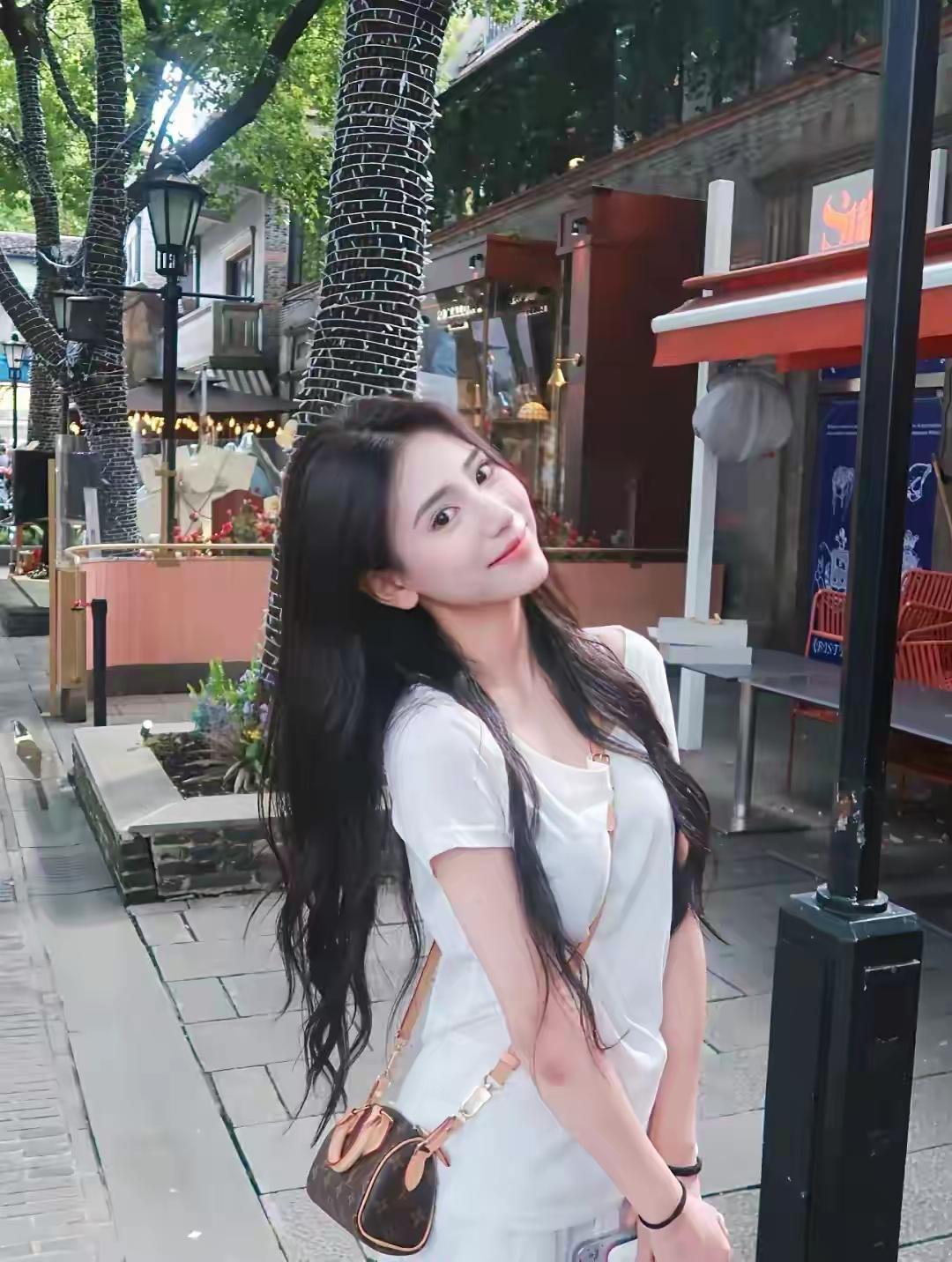 上戏 24 级校花李姗迟太惊艳，冰肌雪肤身材修长，气质优雅颜值封神