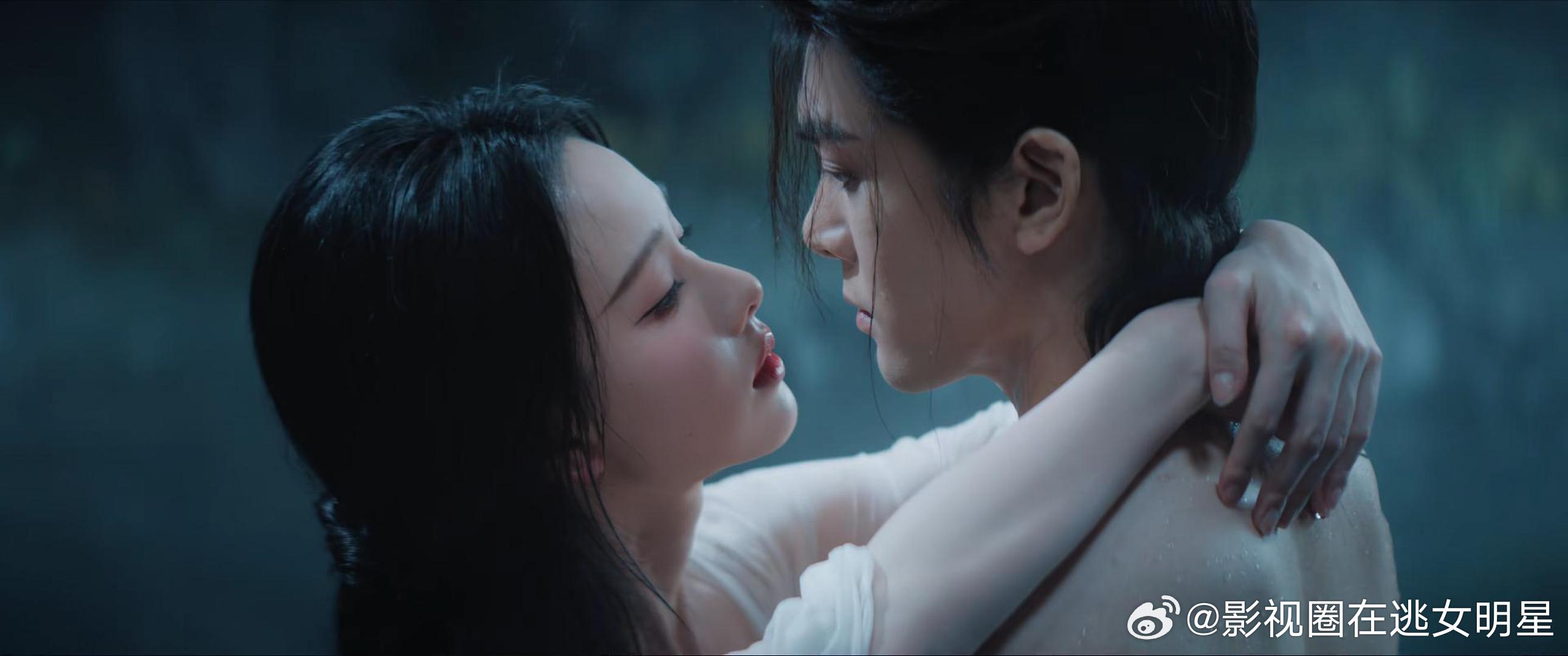 陈都灵曾舜晞浴池戏曾舜晞陈都灵月鳞绮纪浴池戏曾舜晞和陈都灵《月鳞绮纪》这段浴池戏