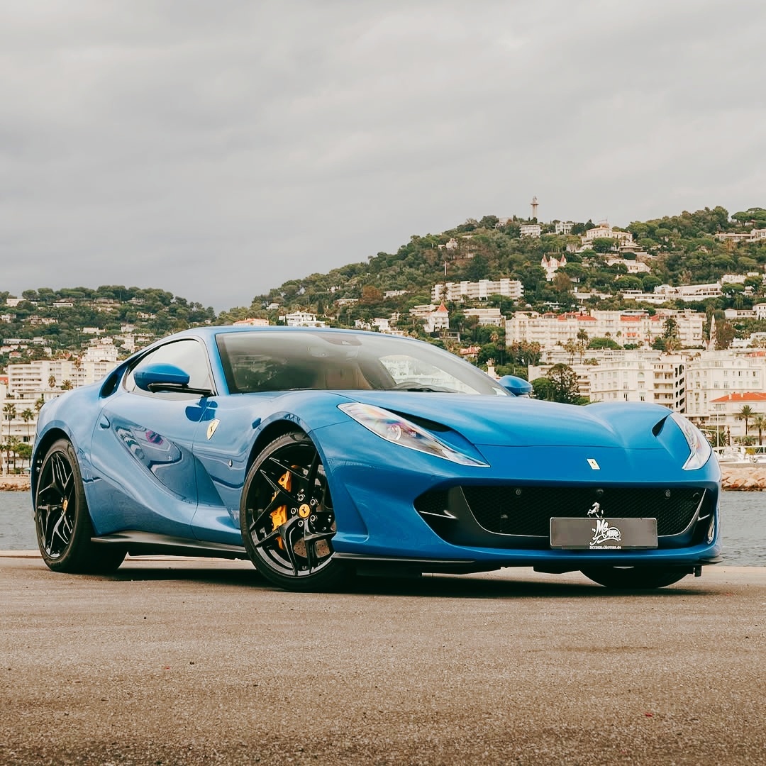 Ferrari 812 SuperfastV12 自然吸气发动机，800马力，2