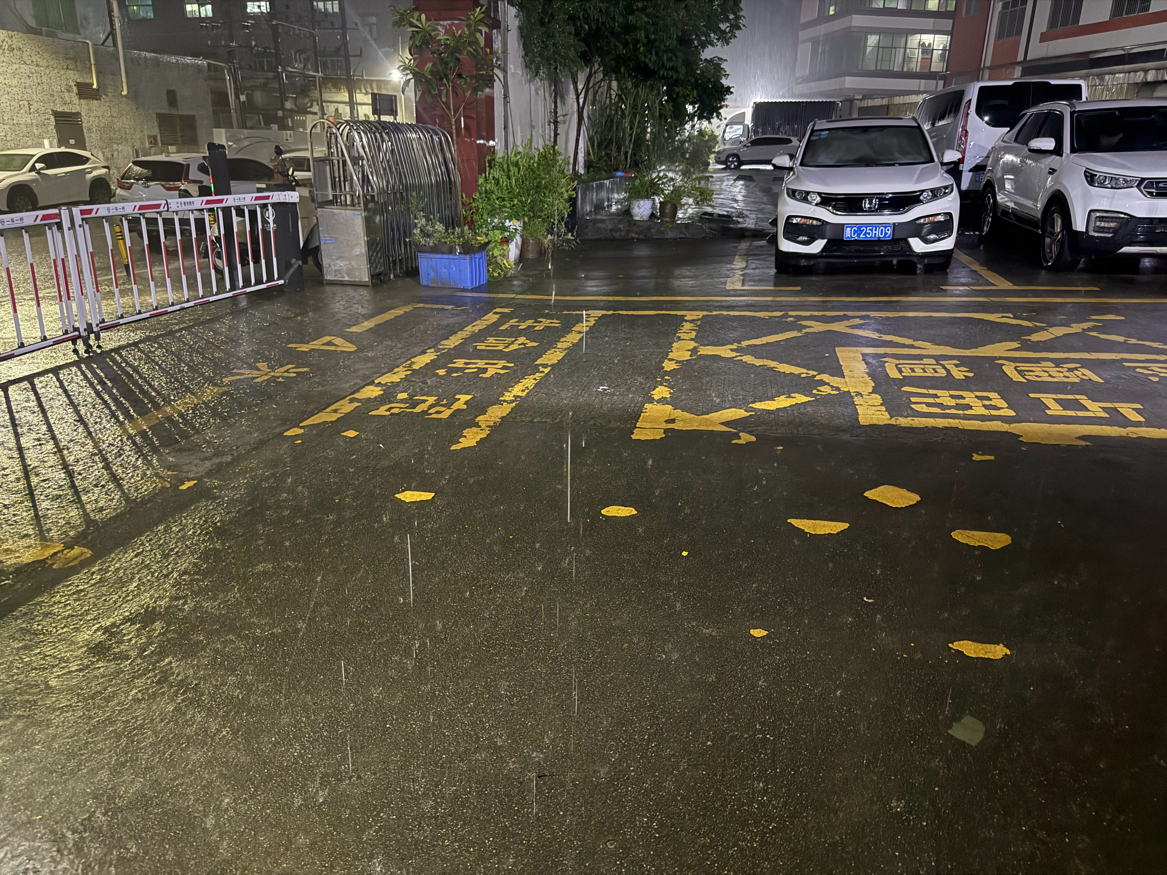 下班了！[跪了][跪了][跪了]好大雨！ ​​​
