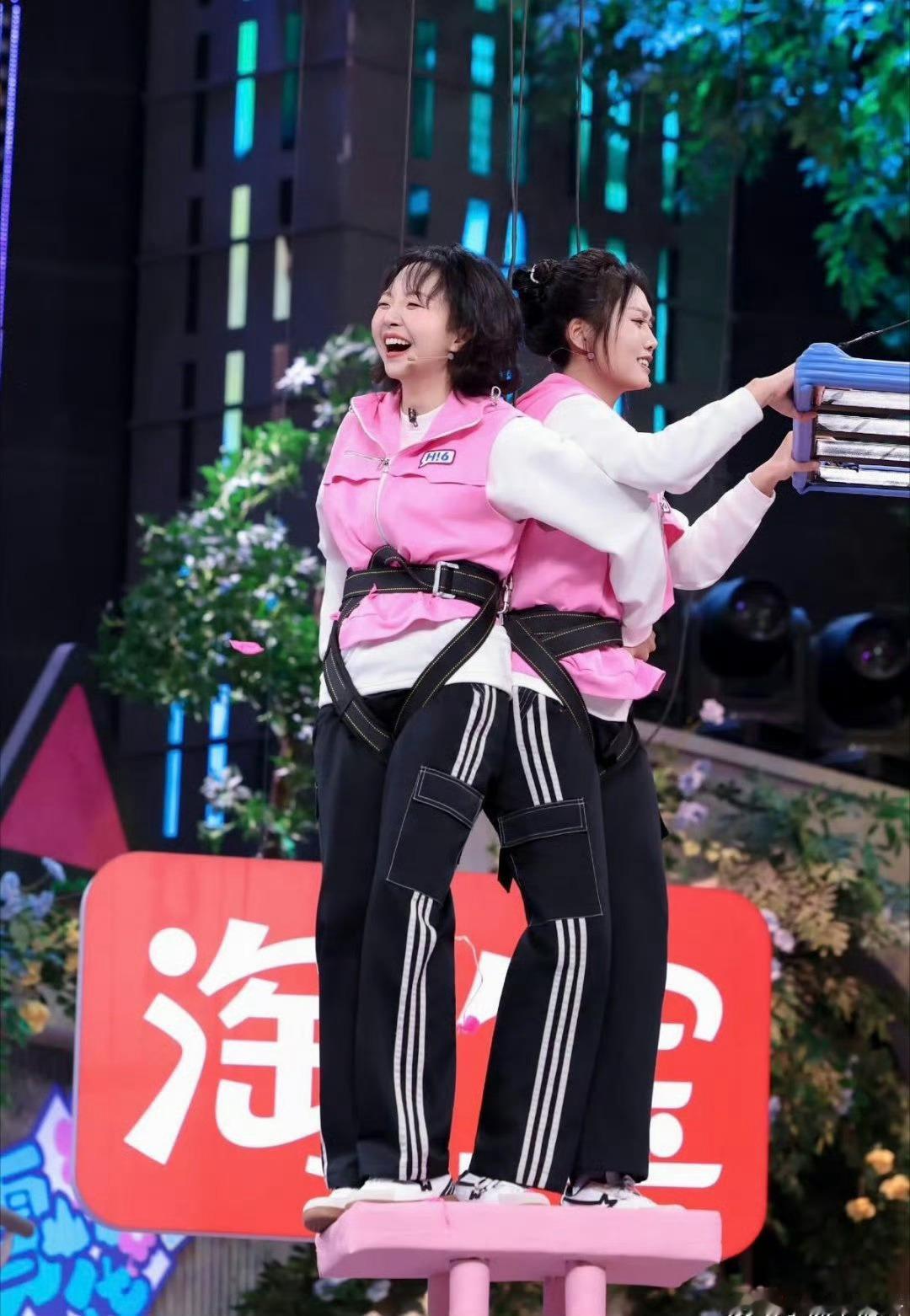 李嘉琦李雪琴你俩咋这么瘦了全世界都在背着我偷偷瘦！小辣李雪琴怎么又瘦又美的！快传