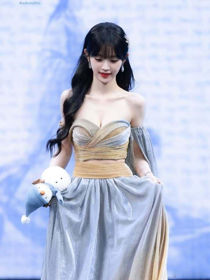 从正面看田曦薇，真的会觉得她整个人都透着一种圆润而玲珑的美感。 