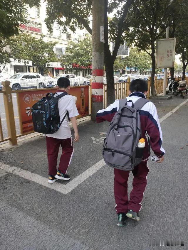 如今学生们面临着繁重的作业负担，这确实给他们带来了巨大的压力。过量的作业可能会占