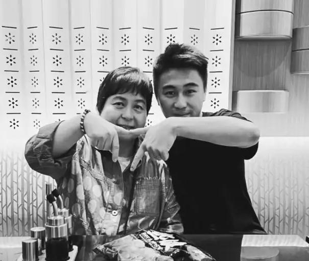 60岁不结婚、不管家产，赌王这个女儿何超蕸，反而活成了最大的赢家。

说实话，以