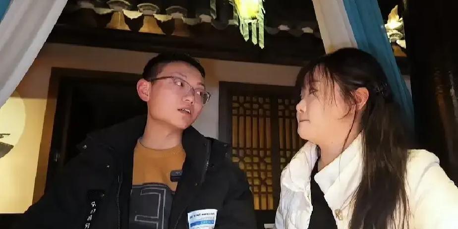 疯狂小静静刚发视频吐槽景区插队。

她举着自拍杆站在队伍里，前面一对情侣直接插进