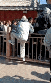 保安：老板，你看到没，得加钱。