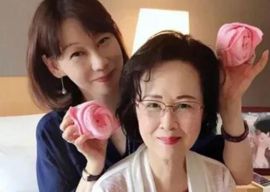 琼瑶那时都41了，平鑫涛是故意拖到那么老的，他根本不爱琼瑶只爱自己，两个女人都是