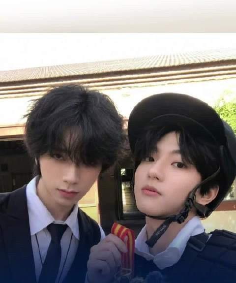 橹穆散粉组1. 高考撞期直播争议（6.6）：橹穆管理组深夜开直播讲巡演/五公应援