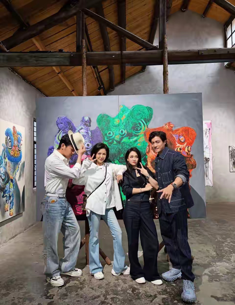 陈乔恩艾伦与陆毅鲍蕾夫妻逛艺术展，比婚前更美，艾伦高的很突出 