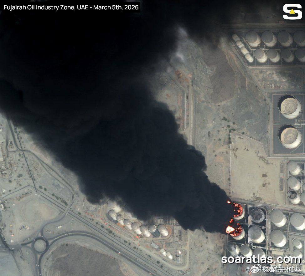 卫星图像显示，昨日阿联酋富查伊拉港的两个油库遭无人机袭击。来源：Fotros R