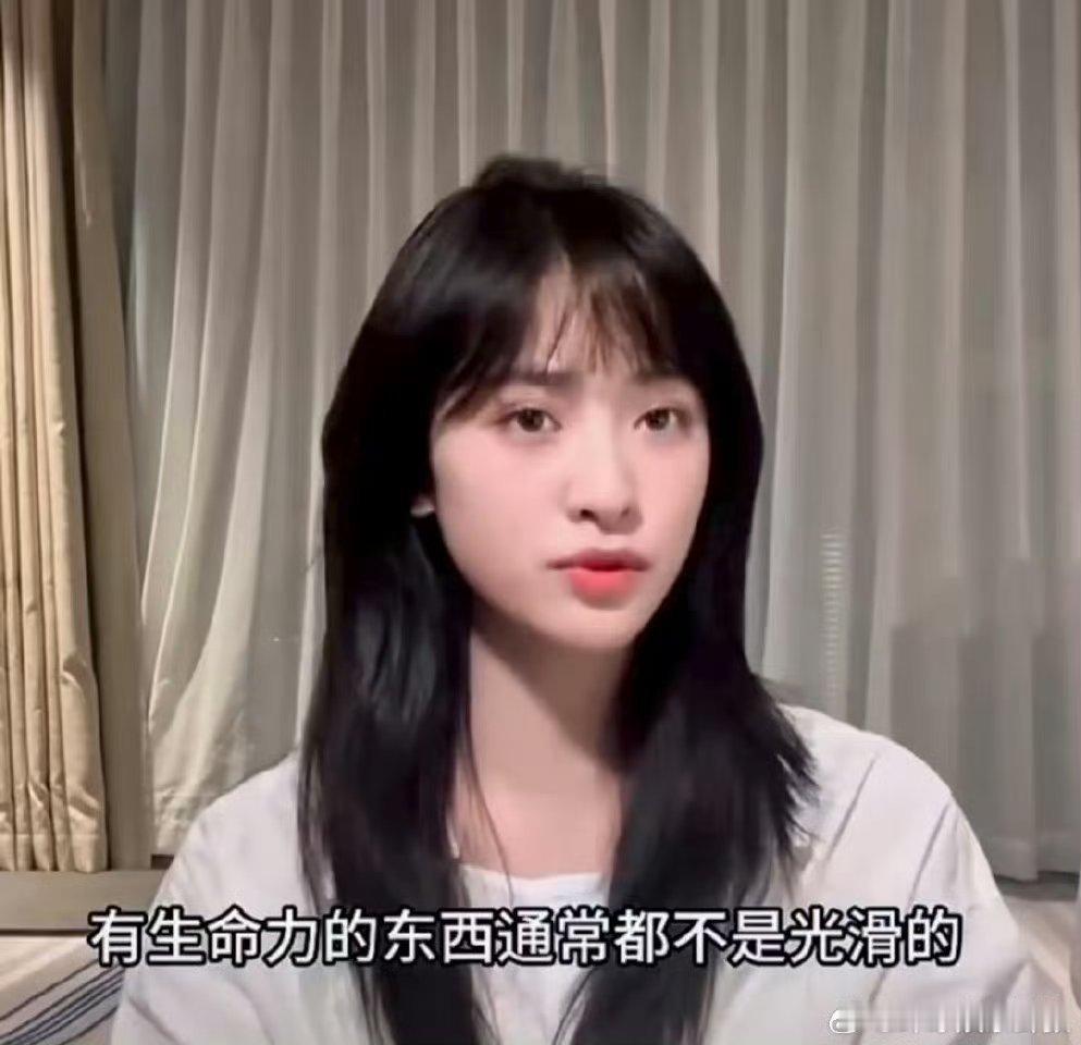 沈月内核远比想象强大是内核超级稳的月月，遇到问题超级冷静，在中餐厅就能看出来真的