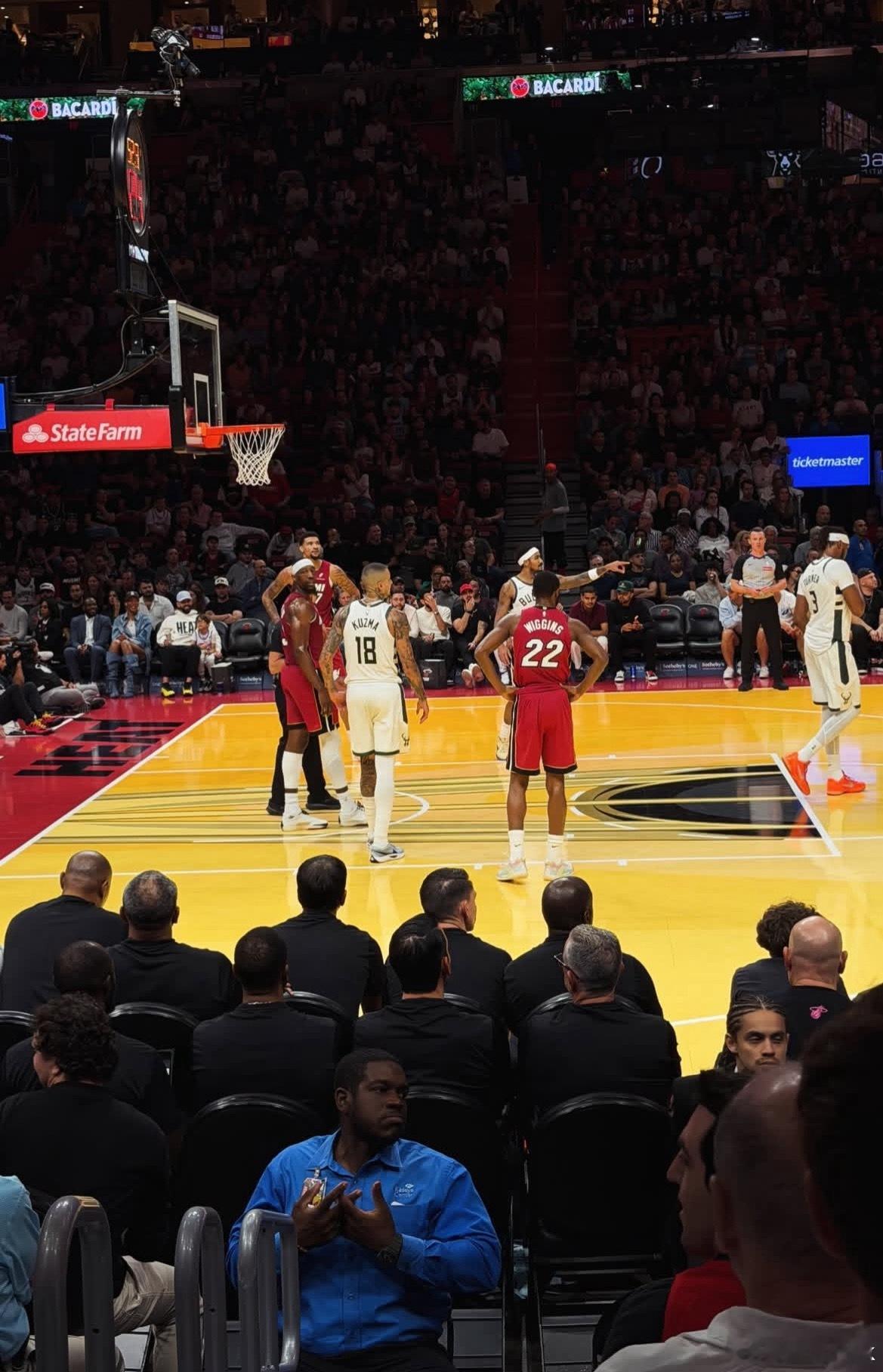 维金斯赛后气满头大汗，顶四号位确实累，脏活累活嘴哥一个人包干了，球队要想更进一步