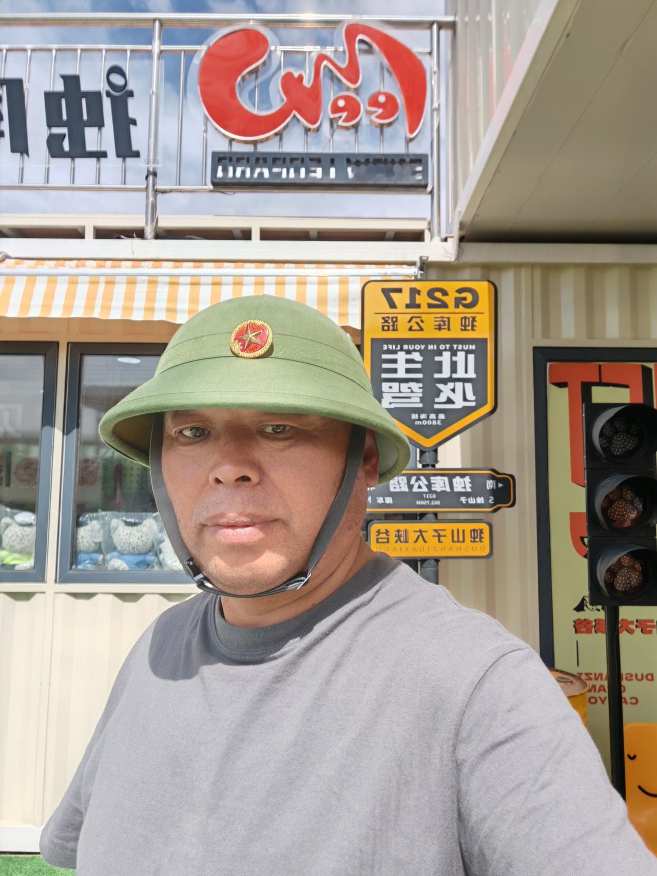 《6月6日穿越独库》

我穿越完独库公路
那一路的山川、草甸和积雪
像电影在我眼
