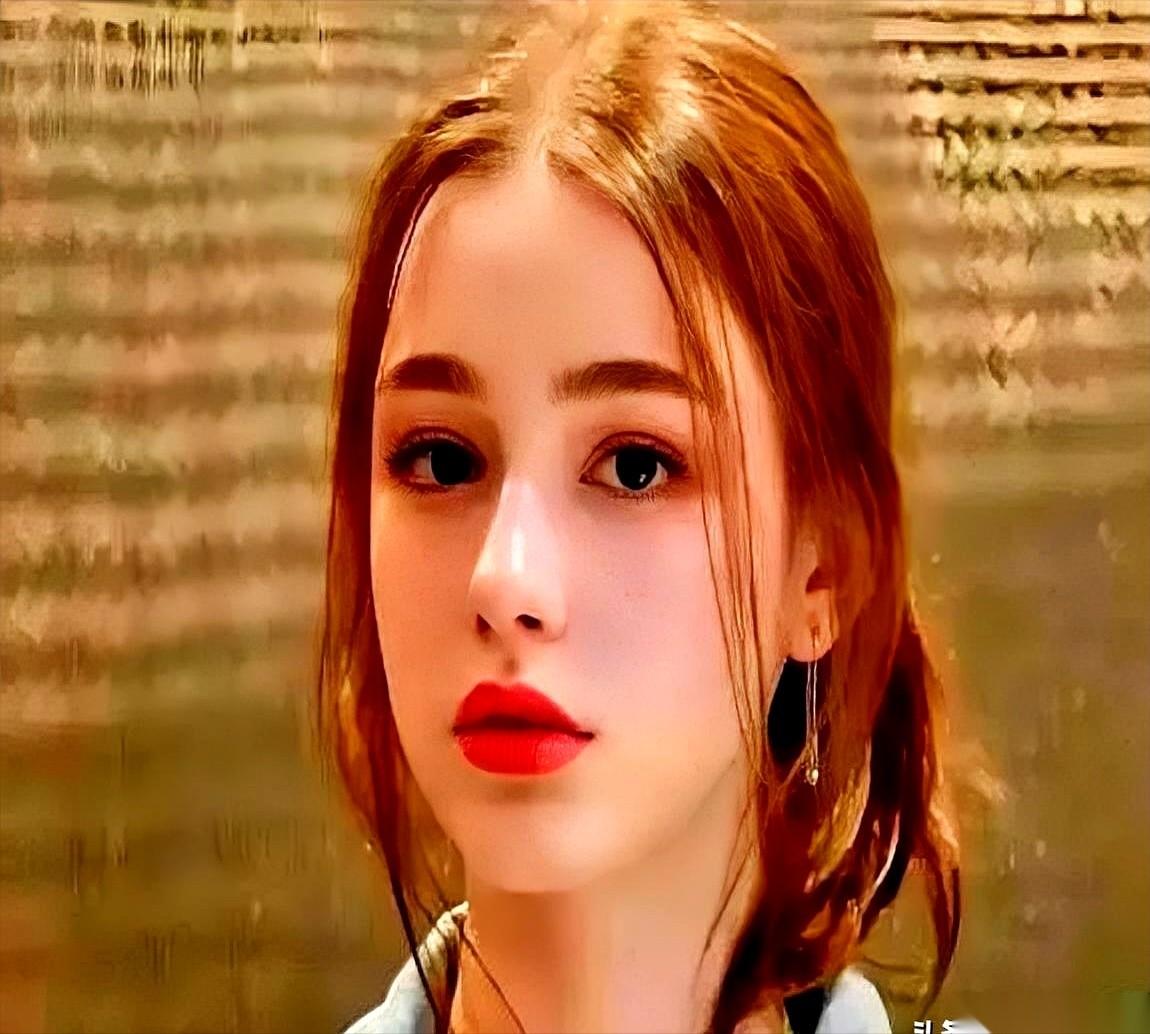 一个在乌克兰做生意的哥们儿，说了句大实话，说现在的基辅，是好几个女人争抢一个还能