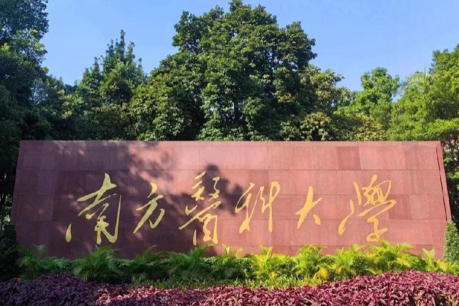如果因为救人而上课迟到就要取消该老师的评优资格，扣发当月奖金，那这样的优秀和奖金
