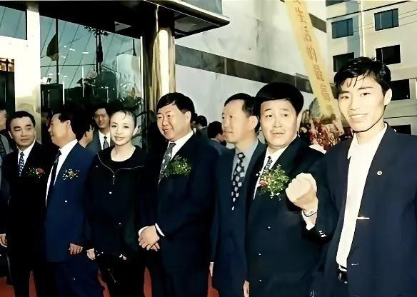 1999年，宋丹丹、赵本山等人参加大连本山娱乐宫开业庆典时的一张留影。
赵本山1