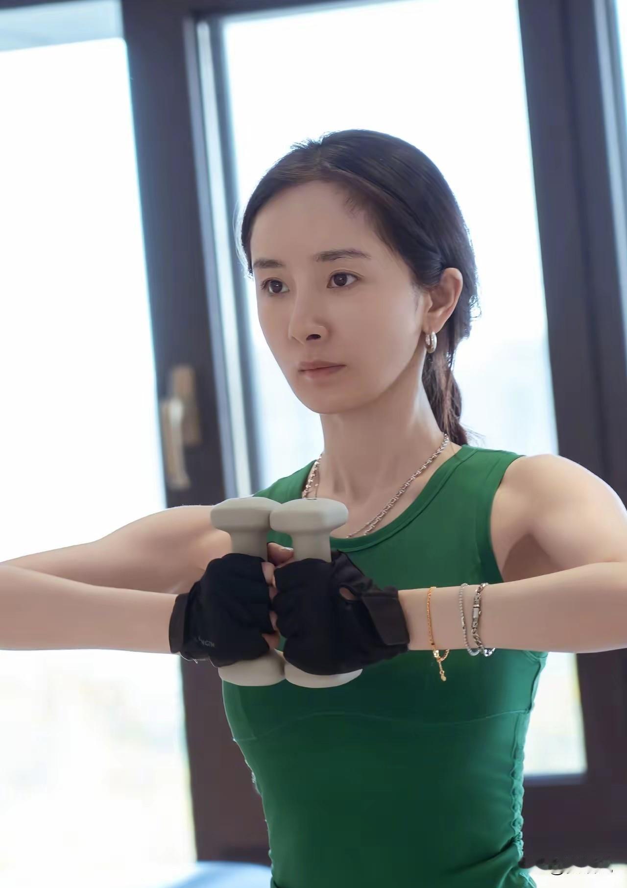 杨幂，好干净的美女
看她训练时的素颜照，真的好纯
出道这么多年身材没崩过，肌肉线