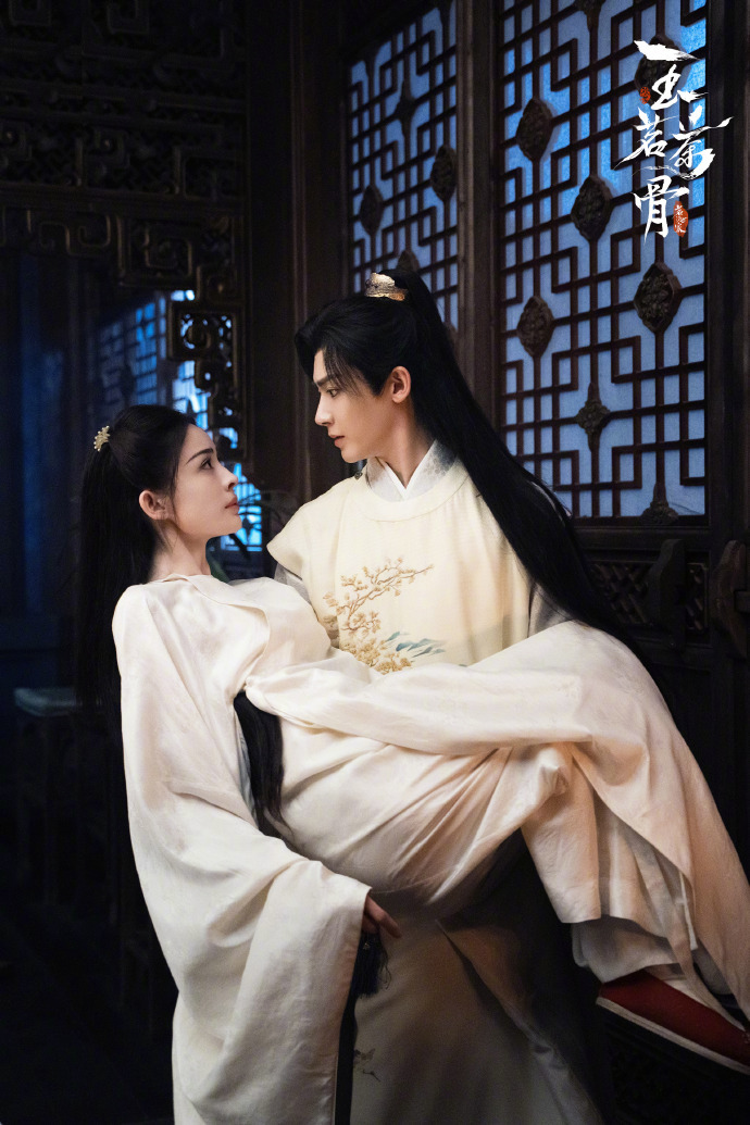 侯明昊娜扎公主抱画面搭配吻戏剧照曝光，“玉茗茶骨” 组合适配度拉满。古装造型尽显