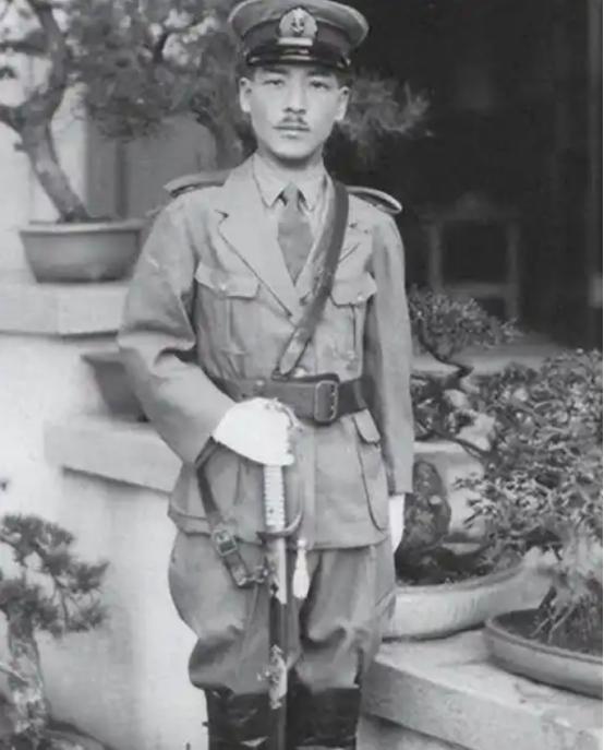 妻子被日军折磨致死，他活捉日本军官后，当着他的面以牙还牙。
 
 
1940年的