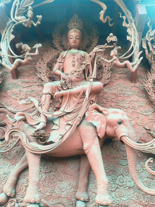 下雨天的“东方佛国”更有意境了