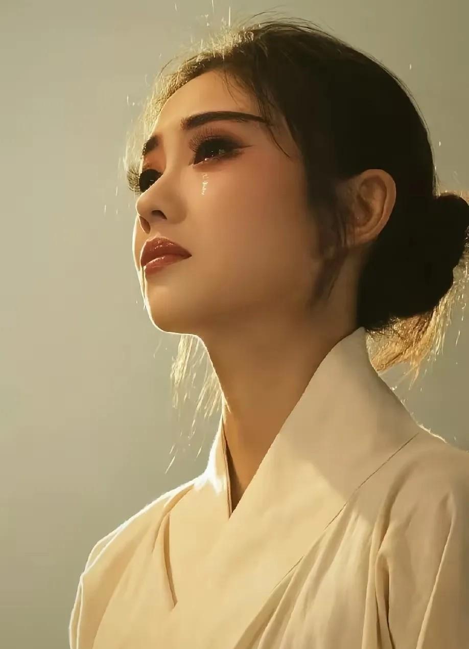 刘浩存提前8个月去西安封闭训练，就为了演一个角色。
看到这个，我第一反应是：这招