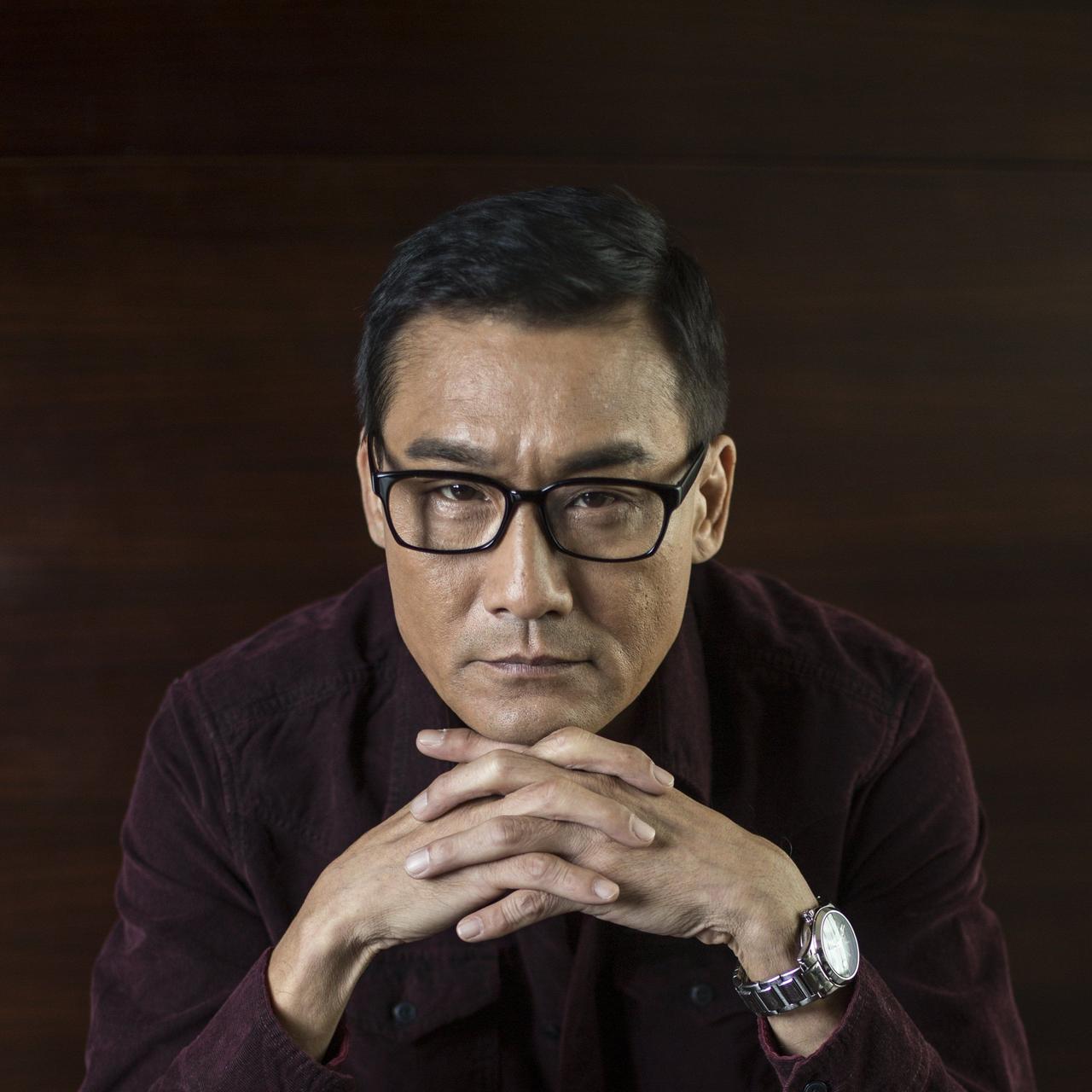 我个人一直认为梁家辉华人演艺界演技排行第一的演员，真的做到了千人千面！

至于，