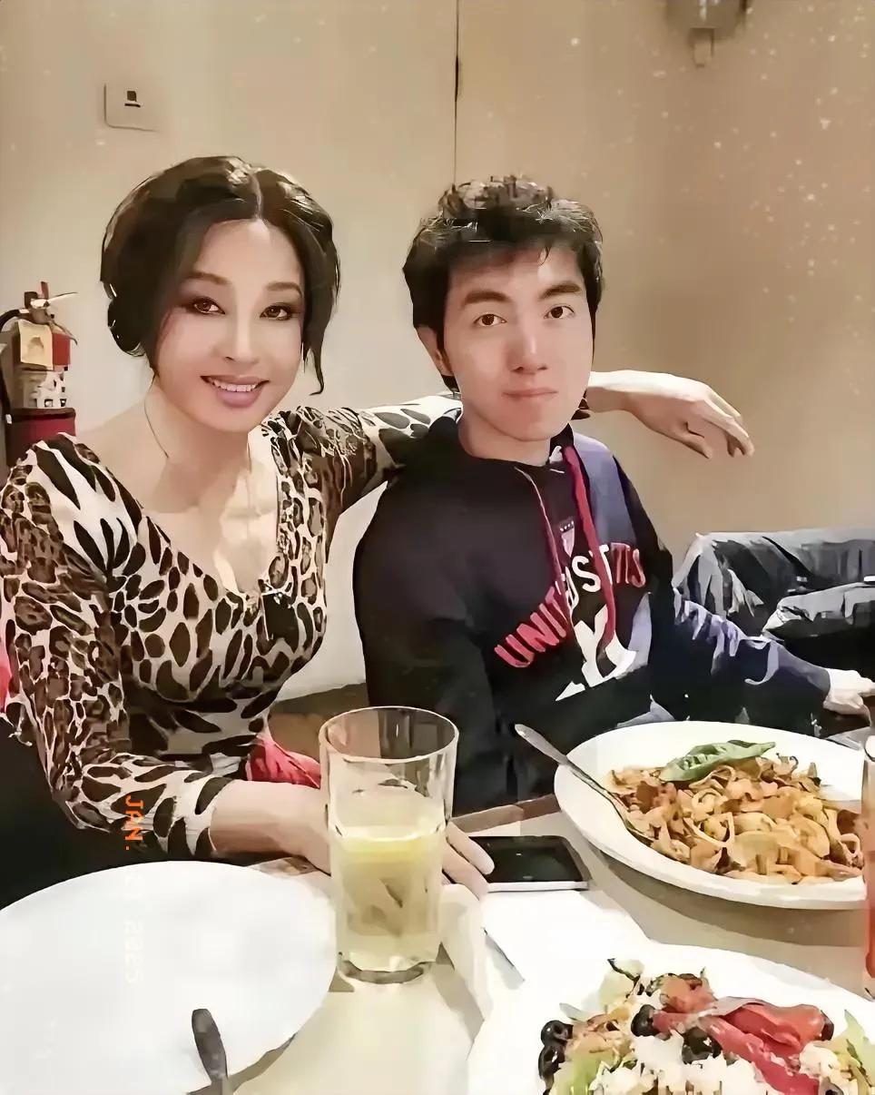 73周岁的刘晓庆女士与一位小鲜肉共进晚餐，刘女士这把年纪了依然散发着青春的魅力，