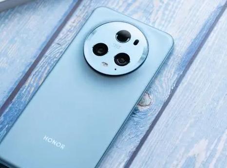 荣耀Magic5Pro正面采用了一块6.81英寸的悬浮流线四曲屏，PPI为461