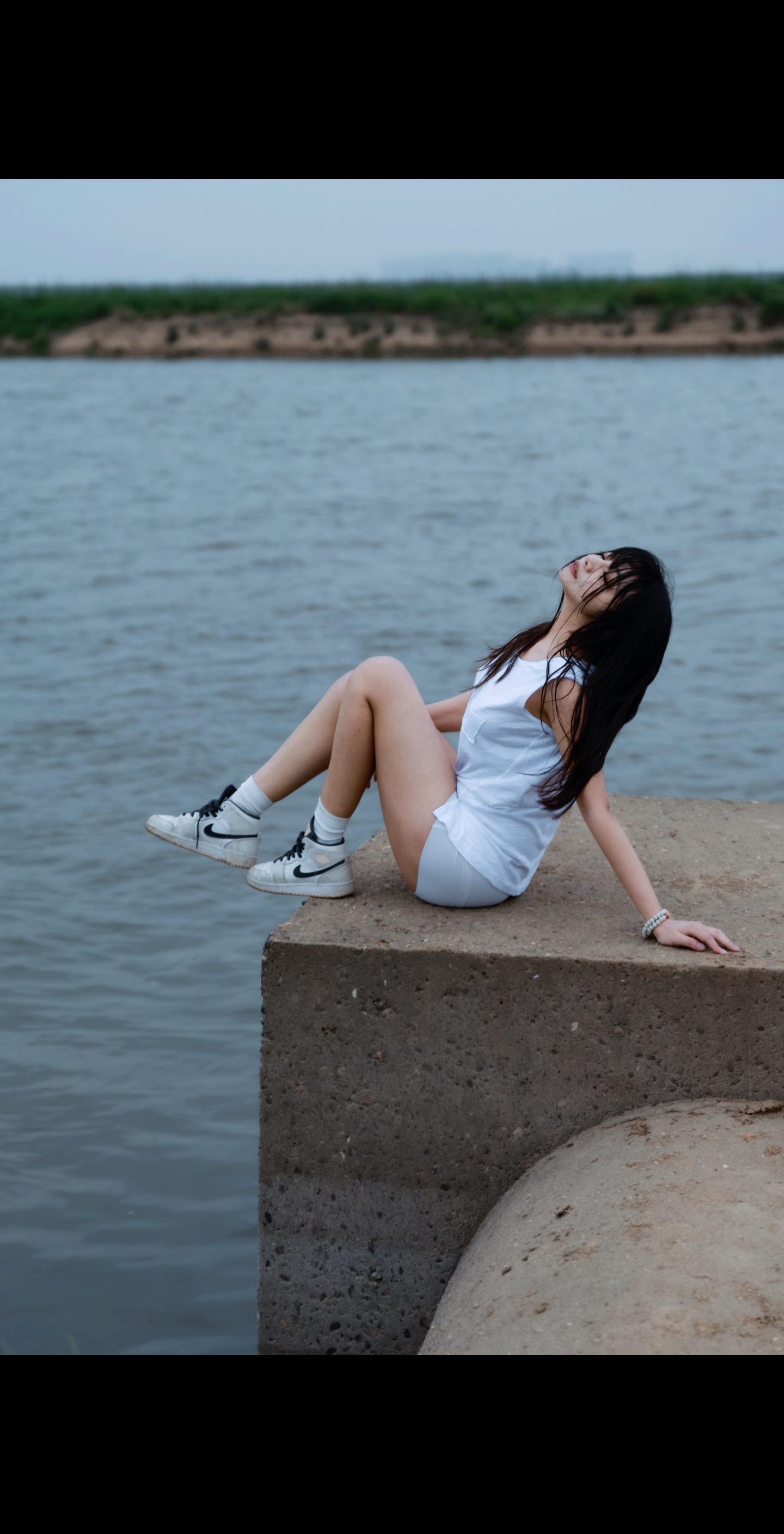 少女苍蓝的心｜沉浮与旷野中。摄影师：丁子墨
模特