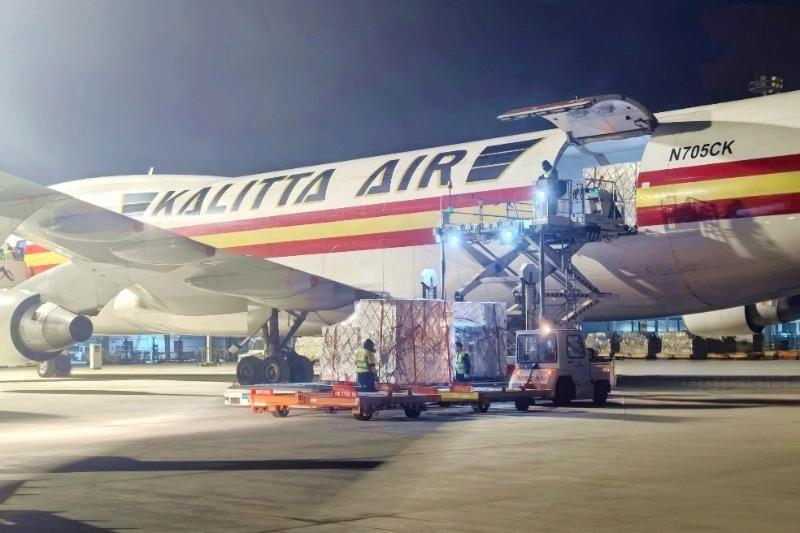 凌晨4点的合肥新桥机场，一架波音747全货机静静落地，没人想到，舱门一开，竟是8