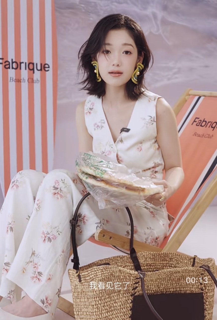 希林娜依高随身带馕希林娜依背包好物竟是馕 包里随身带馕？希林的反差感拉满了！ 