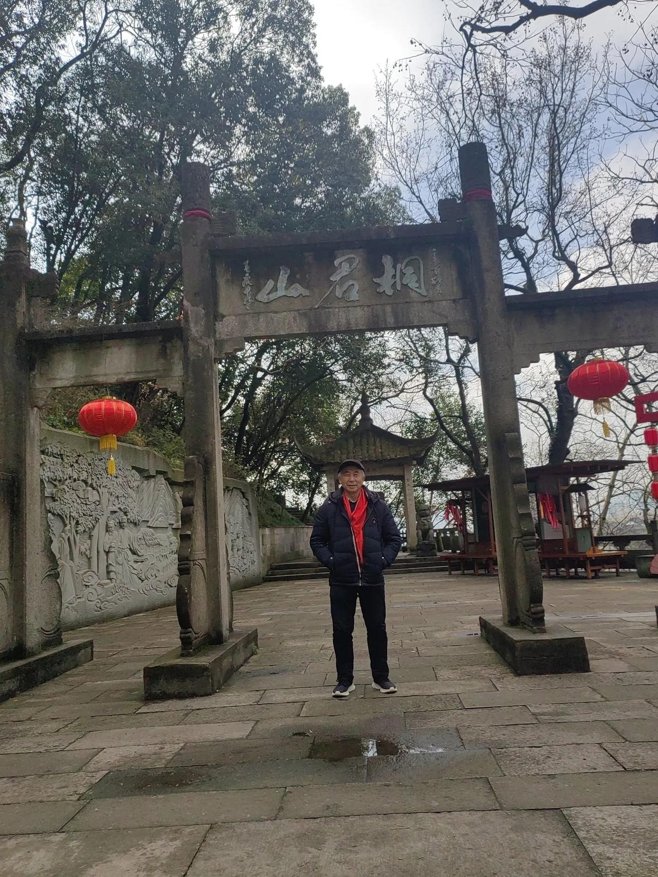 游潇洒桐庐郡     登桐君山观景

前几天，我和老友大桩兄特地到桐庐游玩了一次