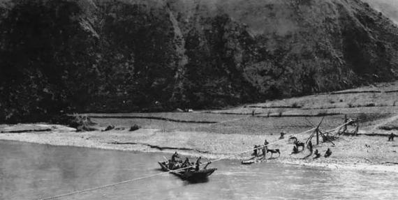 1952年，解放军在大凉山抓到一个独眼土匪，审讯后军区首长震惊：这不就是17年前