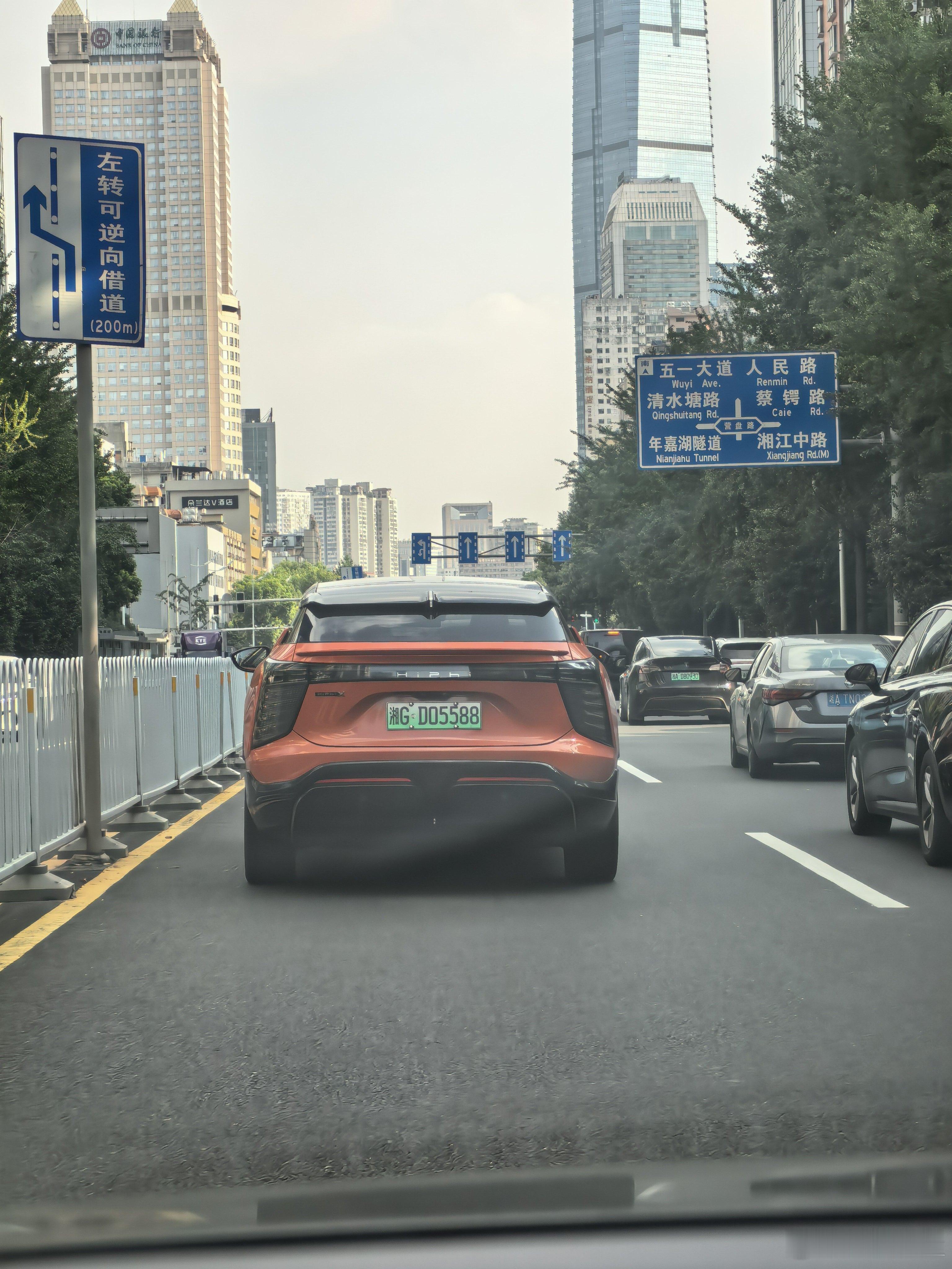 高合这个车还是难得一见的，不过这个车比恒大的车还是要见的多一点点。 