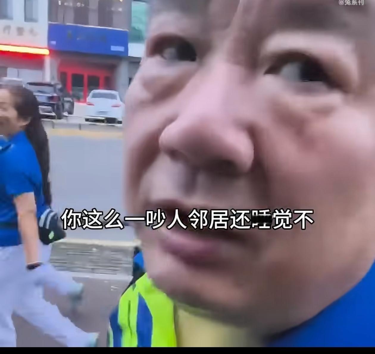 暴走团大清早背着音箱徒步，不顾附近居民休息。路人上前质问，对方仍面不改色！