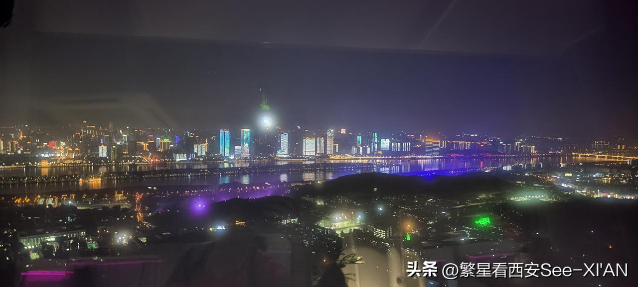 用一张图证明你来过长沙站在岳麓山顶夜间湘江，流光溢彩，五色缤纷[赞][赞]