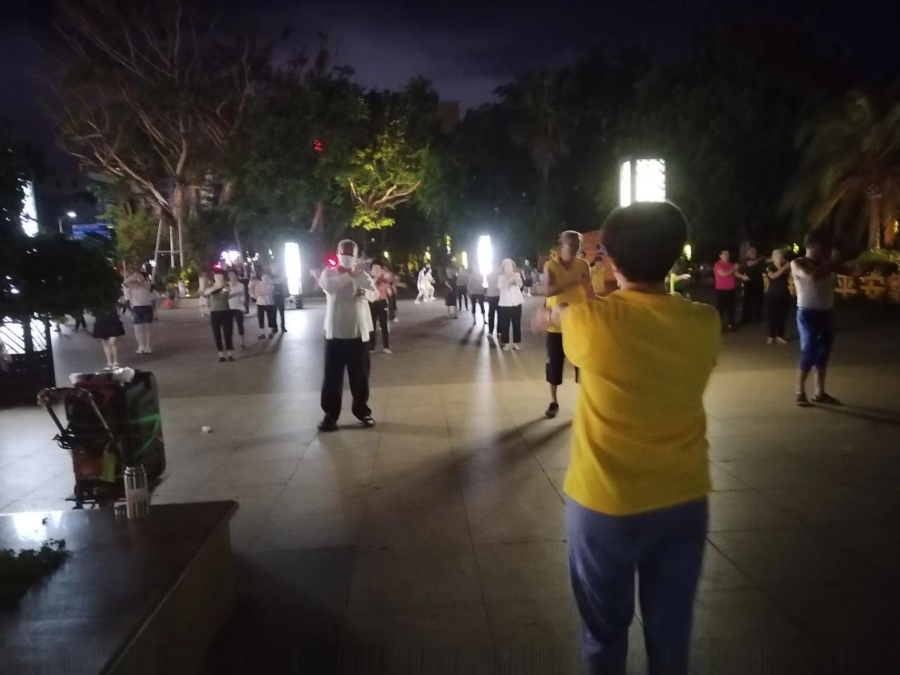 拍手念佛健身操：中年岁月的身心修行
 
人到中年，越发懂得呵护自己的身心。在众多