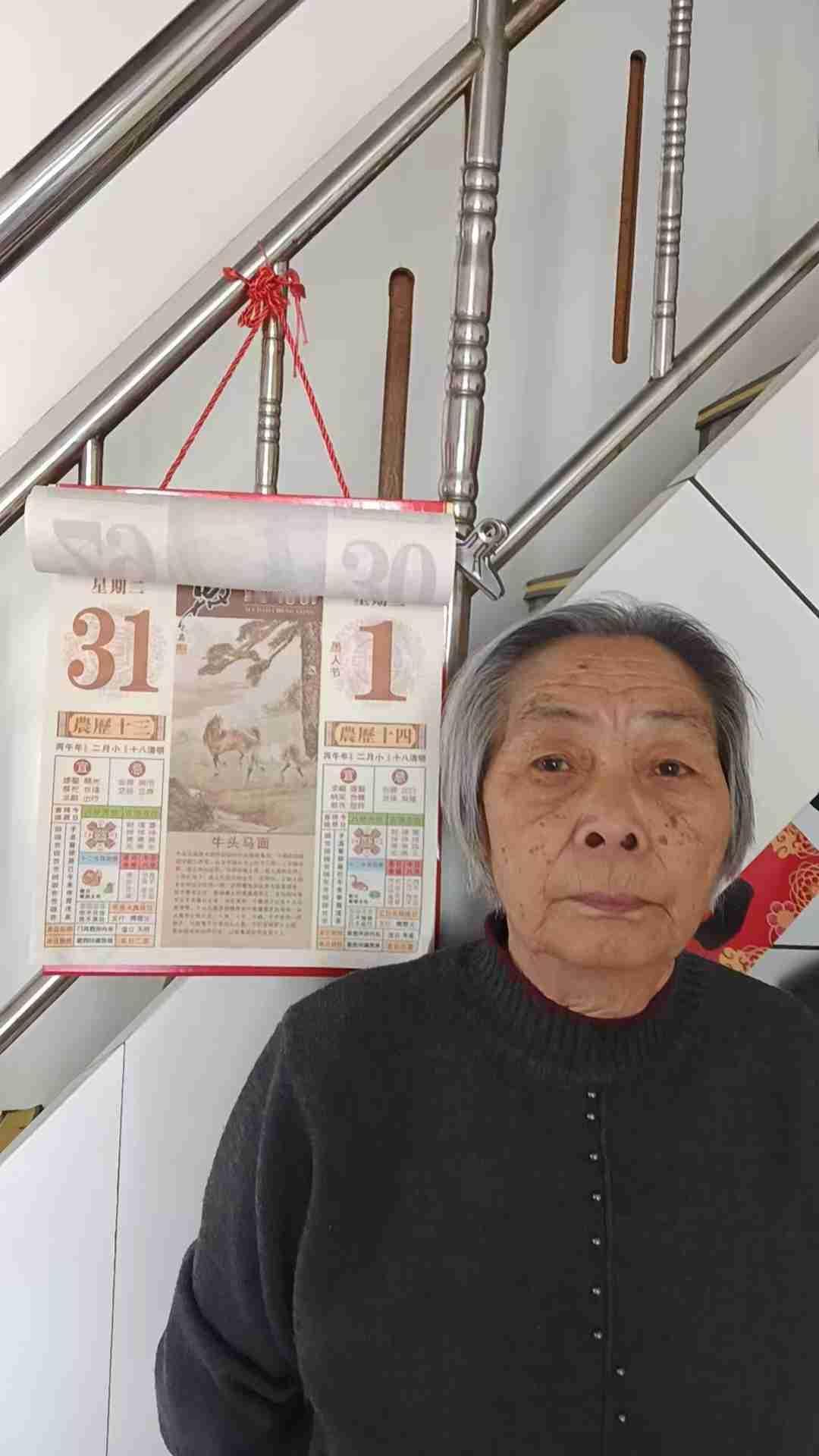听老妈讲那从前的稀奇古怪的事
晚上老妈在看电视呢，我在看手机，电视上出现了一群骆