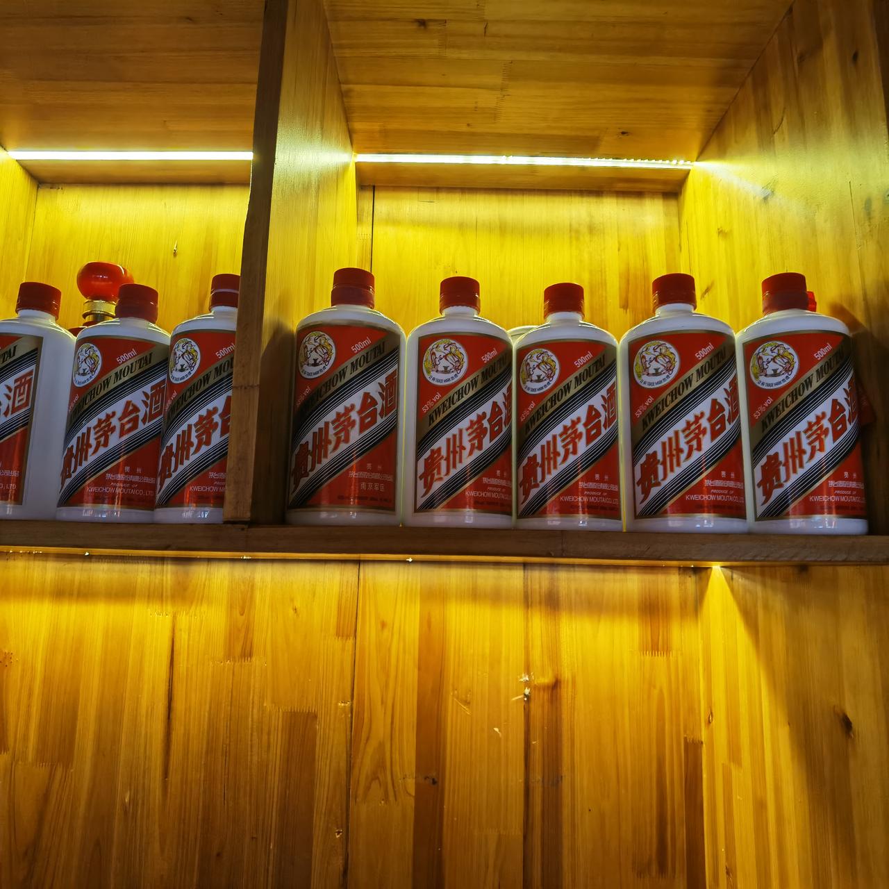 武汉一家餐厅柜子上哈是贵州茅台酒，不知道是真是假，如果是真的也太壮观了！