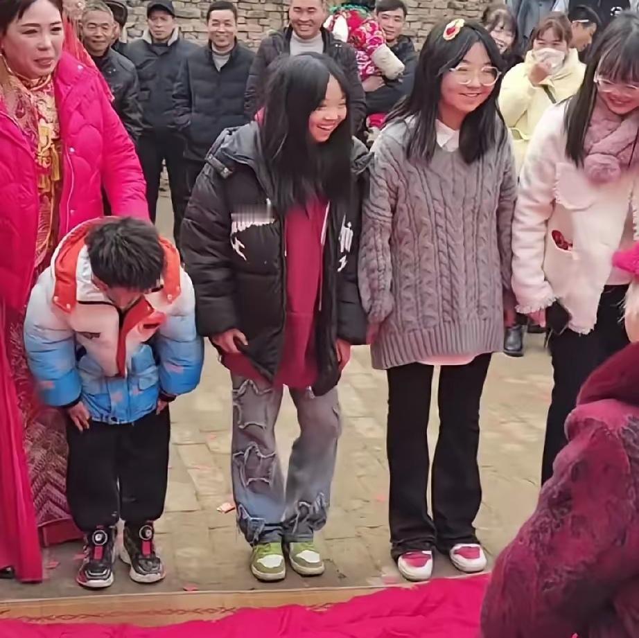 你能想象吗？43岁离异女子，还带着5个孩子，居然嫁给了41岁未婚的初恋！这剧情，