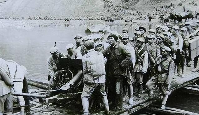 1934年10月，中央红军开始长征。出发时有8万6千多人，每个人背着枪和几十发子