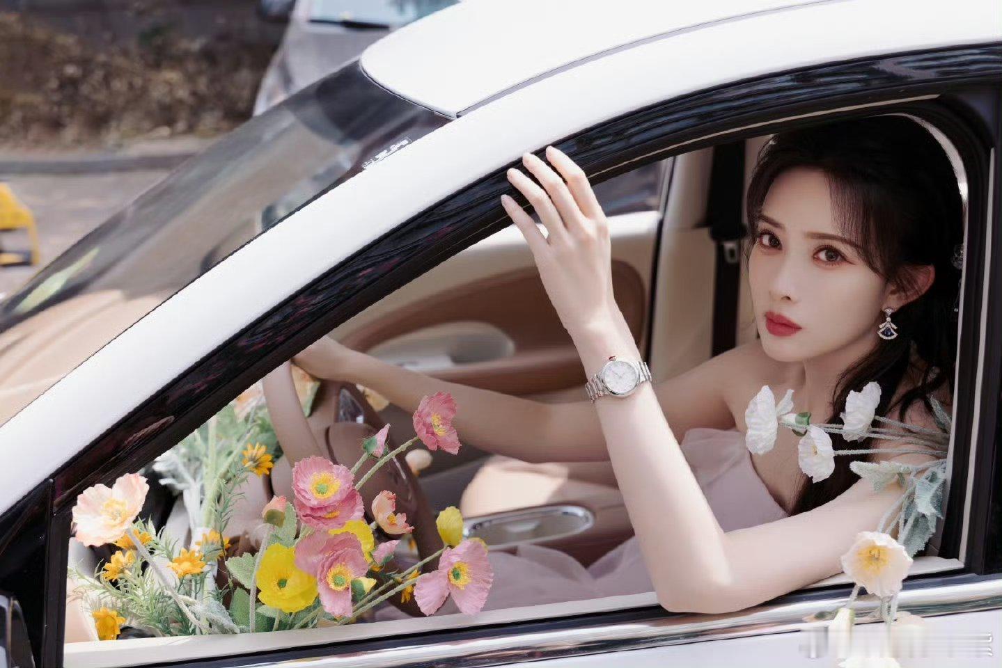 孟子义第一个开上缤果S新车这五菱缤果S和孟姐也太搭了吧！美极了～[羞嗒嗒] ​​