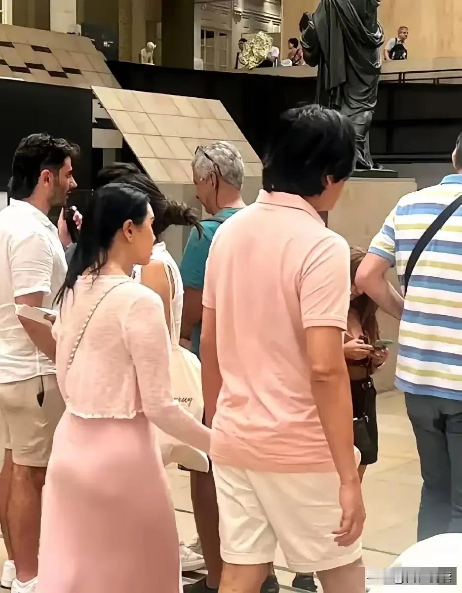 如果我不说他俩是谁
你们能看出他们是谁么

有网友在巴黎偶遇这对夫妇
不是说女的